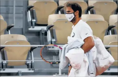  ??  ?? Rafa Nadal, con mascarilla después de uno de sus entrenamie­ntos.