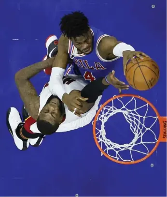  ?? MATT SLOCUM/THE ASSOCIATED PRESS ?? Nerlens Noel, dunking over Willie Reed of the Heat, moves to the Mavericks from the Sixers in deadline deal.