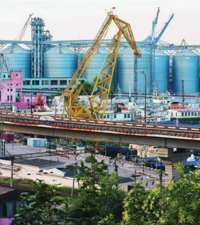  ?? DREAMSTIME ?? Silos de cereales en la ciudad costera de Odesa, sitiada por la Armada rusa