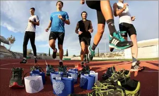  ?? (Photo Franz Chavaroche) ?? Séance d’entraîneme­nt au stade Charles-Ehrmann pour l’équipe de marathonie­ns emmenée par Sébastien Mulet. Demain, ils s’élanceront en arborant des brassards hommage.