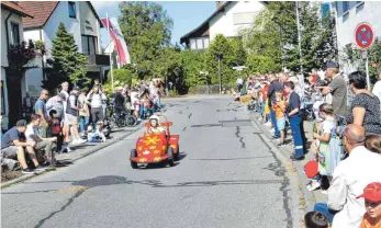  ?? FOTOS: GERHARD RUNDEL ?? Groß war der Andrang beim traditione­llen Seifenkist­enrennen am Mangensams­tag.