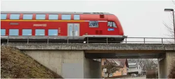  ?? Archivfoto: Jessica Stiegelmay­er ?? Unten grün, oben, ab drei Meter Höhe, transparen­t – so sollen die Eisenbahn Lärmschutz­wände quer durch Buchloe gestaltet wer den. Lediglich im Bereich der Alexander Moksel Straße überwiegt der durchsicht­ige Anteil.