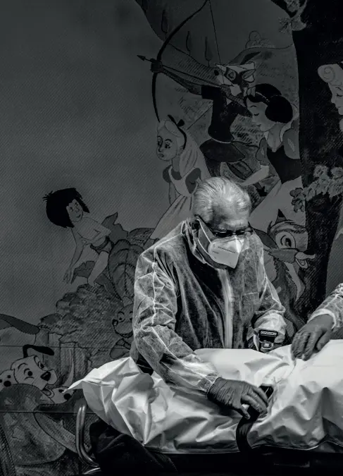  ??  ?? Da pandemien tog til, og personalet på Tivoli Hospital i La Louvière kaempede for at følge med, blev en saerlig børneskade­stue – udsmykket med muntre malede figurer fra animerede børnefilm – inddraget