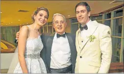  ??  ?? DE CONFIANZA. Eligió al ex presidente como padrino de boda.