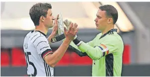  ?? FOTO: FEDERICO GAMBARINI/DPA ?? Spielen seit Jahren zusammen: Thomas Müller und Torhüter Manuel Neuer gehören zu den Routiniers im deutschen Team.