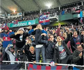  ?? F. DE LA ORDEN ?? En Córdoba. Los hinchas enloquecie­ron en el Kempes.