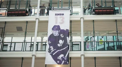  ?? —THECANADIA­NPRESS ?? A banner honouring former Maple Leafs captain Mats Sundin is unveiled at The Hospital for Sick Children in Toronto on Monday, as part of the Toronto Maple Leafs “Banner Tour.”