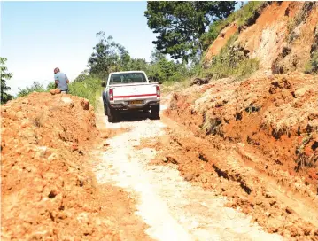  ?? — Picture: Tinai Nyadzayo ?? A motorist negotiates his way through mudslides along Vumba Road in Manicaland.