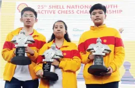  ?? CAMILLE ANTE ?? SHELL KIDS! Tangan nina (mula sa kaliwa) Kiddies division champion David Rey Anchetam, Top Female at Junior champion Kylen Joy Mordido at Seniors titlist Jeth Romy Morado ang kani-kanilang tropeo sa awarding ceremony ng 25th Shell National Youth Active...