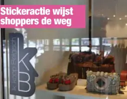  ?? FOTO JG ?? De sticker ‘Ik Koop Belgisch’ bij Roos Mode in Neerpelt. Stickeract­ie wijst shoppers de weg