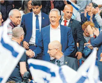  ?? FOTO: AF ?? Der Ex-Militär Benny Gantz (Mitte) könnte Premiermin­ister Benjamin Netanjahu gefährlich werden.
