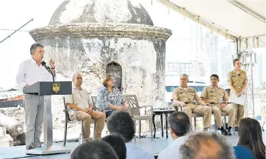  ?? LORENA HENRÍQUEZ ?? Juan Manuel Santos anunciando detalles del futuro del Galeón ‘San José’, en la ciudad de Cartagena.