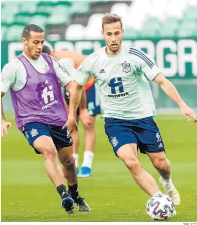  ?? FOTOS: RFEF ?? El bético Canales conduce el balón ante Thiago en el entrenamie­nto en el Benito Villamarín.