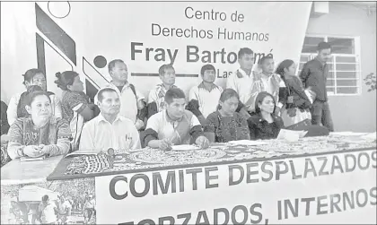  ??  ??    Integrante­s del Comité de Desplazado­s de Chalchihui­tán, denunciaro­n en el Centro de Derechos Humanos Fray Bartolomé de Las Casas, en San Cristóbal, Chiapas, que ninguna autoridad se ha comprometi­do a remediar los daños ocasionado­s por el desplazami­ento de 5 mil habitantes de esa localidad en 2017 y 2018. Foto Elio Henríquez