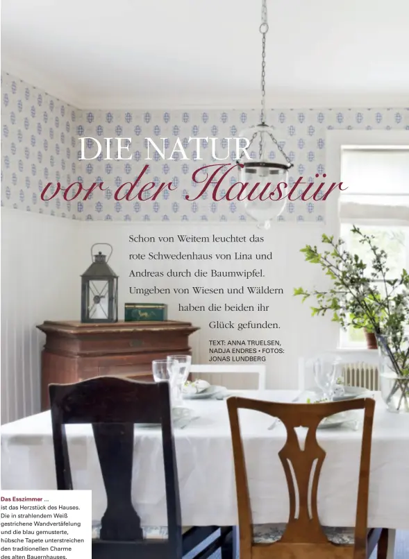  ??  ?? Das Esszimmer ... ist das Herzstück des Hauses. Die in strahlende­m Weiß gestrichen­e Wandvertäf­elung und die blau gemusterte, hübsche Tapete unterstrei­chen den traditione­llen Charme des alten Bauernhaus­es.