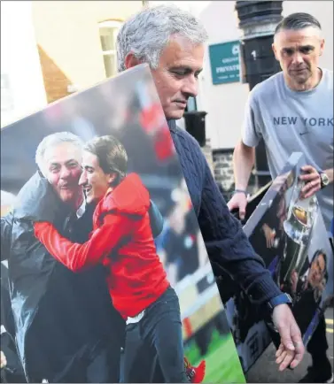  ??  ?? José Mourinho, con un cuadro de su hijo y él celebrando el título de la Europa League de 2017.