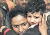  ??  ?? Fiveyearol­d Vihaan Gupta with his mother during a press meet at the Delhi Police headquarte­rs on Tuesday. SONU MEHTA/HT