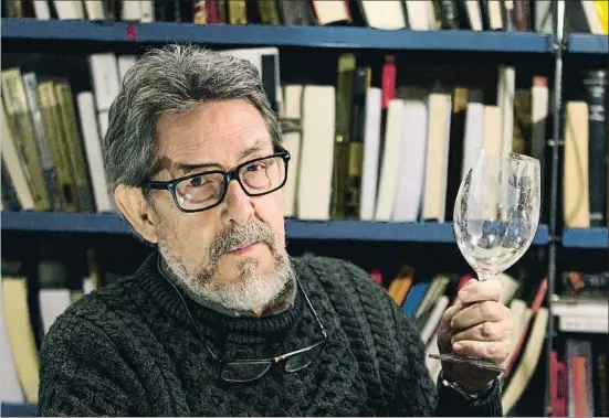  ?? XAVIER GÓMEZ / ARCHIVO ?? Camarasa, fotografia­do en su librería de la Barcelonet­a, donde cada sábado se reunían los autores de género de la ciudad para hacer mejillonad­as