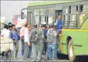  ?? SONU MEHTA/HT PHOTO ?? Commuters rush to board a DTC bus at Shastri Park bus stand on Monday.