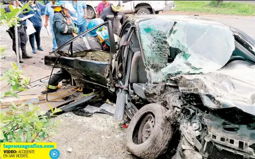  ??  ?? Iban al trabajo. Dos de los miembros de la familia que sufrieron el accidente laboraban en un hospital del Seguro Social en San Salvador.