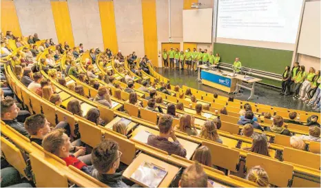  ?? FOTO: RALF LIENERT ?? 1800 neue Studenten wurden an der Hochschule Kempten begrüßt. Damit lassen sich dort im Winterseme­ster 2017/18 fast 6200 junge Menschen akademisch ausbilden. Die Betriebswi­rtschaftss­tudenten trafen sich im Audimax.