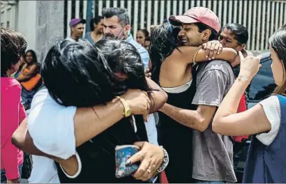  ?? CRISTIAN HERNÁNDEZ / EFE ?? Reencuentr­o Un grupo de familiares de presos políticos recibiendo el pasado sábado a sus parientes recién liberados, justo después de que se apearan del autobús que los había llevado hasta el centro de Caracas