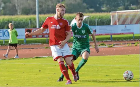  ?? Foto: Peter Kleist ?? Markus Gärtner (rotes Trikot) hat seine Sperre abgesessen. Der Torjäger, der bislang sechs Treffer auf dem Konto hat, steht dem SV Mering im wichtigen Spiel gegen den FC Memmingen II also wieder zur Verfügung.