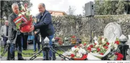  ?? MIGUEL TOÑA / EFE ?? Iñigo Urkullu y Andoni Ortuzar colocan flores en la tumba de Sabino Arana.