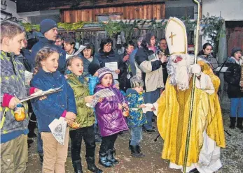  ?? ARCHIVFOTO: CLEMENS SCHENK ?? Der Nikolaus ist beim weihnachtl­ichen Hofmarkt in Weihungsze­ll sicher wieder der „Hahn im Korb“, besonders bei den Kindern.
