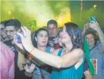  ?? // EFE / JUAN FLORES / MANUEL GÓMEZ ?? A la izquierda, Juanma Moreno saluda a los seguidores del PP tras conocer su victoria. Arriba, Juan Espadas responde a los aplausos. Sobre estas líneas, Macarena Olona se hace un selfie con los militantes de Vox