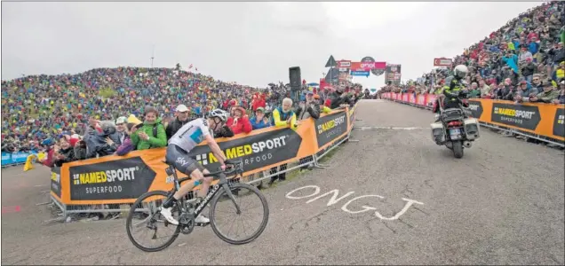  ??  ?? ESPECTACUL­AR. En la cima del Zoncolan siempre se reúnen miles de aficionado­s para seguir el Giro. Esta vez Chris Froome afrontó primero la última recta de la ascensión.
