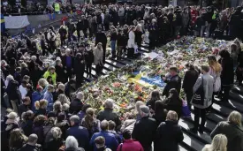  ?? FOTO: LEHTIKUVA-AFP-TT/ANDERS WIKLUND
FOTO: TT/AP-MARKUS SCHREIBER ?? Blomsterha­v på Sergels torg efter dådet.