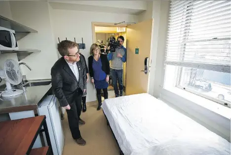  ?? MARK VAN MANEN ?? B.C. Health Minister Terry Lake inspects one of the recovery rooms at a new facility in Vancouver’s Downtown Eastside run by the Atira Women’s Resources Society. The 38-bed treatment facility in a renovated Rice Block heritage building will offer...