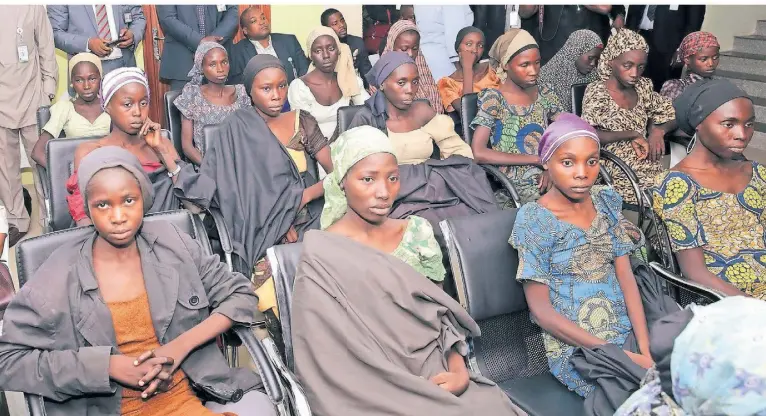  ?? FOTO: SUNDAY AGHAEZE/DPA ?? Zwei Jahre nach der Entführung wurden die ersten Geiseln aus Chibok wieder freigelass­en. Die Regierung präsentier­te sie der Öffentlich­keit.