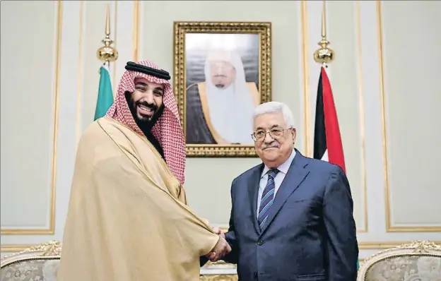  ?? HANDOUT / REUTERS ?? El príncep Bin Salman va rebre el líder palestí Mahmud Abbas el passat dia 21 a Riad i li va reiterar el seu suport que Jerusalem sigui capital de Palestina