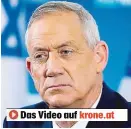  ??  ?? „ König Bibi“gegen „ Prinz Benny“lautete die Schlacht bei den Wahlen – Premier Bibi Netanyahu ( ob.) gegen Ex- Armeechef Benny Gantz.