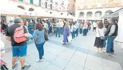  ?? ?? La Feria del Libro se abrió ayer en la plaza López Allué.