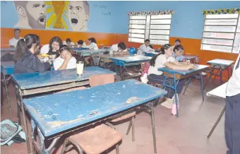  ?? ?? Primer día de clases, con muebles destrozado­s, en la escuela Sotero Colmán de Asunción.