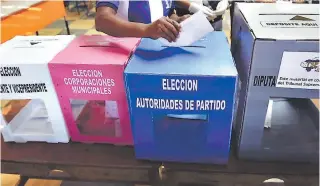  ?? FOTO: EL HERALDO ?? Después del ejercicio del sufragio, los electores podrán revelar por quién votaron a las empresas autorizada­s para hacer encuestas a boca de urna.