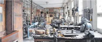  ?? FOTO: MUSEUM IM PREDIGER ?? Blick in die Ott-Pausersche Fabrik, im Vordergrun­d: Arbeitspla­tz des Hammerschm­ieds.