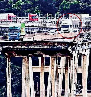  ??  ?? A pochi metri da baratroIl camion cerchiato di rosso è quello che guidava il marocchino Idriss Afifi martedì sull’A10 (intervista qui sotto) Ha sentito un boato, visto il ponte sparire e l’auto che lo aveva appena superato cadere di sotto