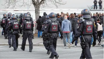  ?? Foto: Daniel Karmann, dpa ?? Die Nürnberger Fans wurden bei ihrem Eintreffen in Fürth von der Polizei zum Stadion begleitet. Die Sicherheit­svorkehrun­gen vor dem fränkische­n Derby waren erhöht. Sportlich setzten sich die Fürther durch.