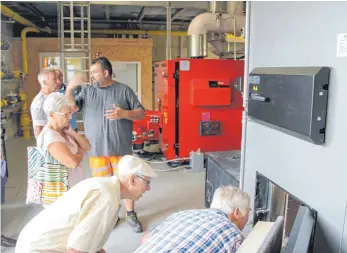  ?? FOTOS: MICHAEL HOCHHEUSER ?? Viel erfahren konnten die Teilnehmer von „Die SZ öffnet Türen“über die Aldinger Nahwärmeze­ntrale, im Vordergrun­d der Brennraum, in der Bildmitte der rote Spitzenlas­tkessel.