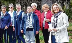  ?? Foto: Gittel ?? Pfarrerin Susanne Ohr (vorn rechts) sucht auch ungewöhnli­che Wege der Glaubens vermittlun­g, etwa spirituell­e Wanderunge­n.