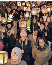  ?? FOTO: NORBERT PRÜMEN ?? Beim Martinsumz­ug der Schulen in St. Tönis machten rund 1200 Kinder mit. Die Laternen der Kinder waren wieder sehr sehenswert.