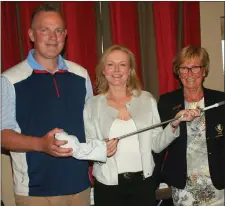  ??  ?? Louise McAuley is presented with the Profession­al’s Prize to the Ladies by Profession­al Scott Kirkpatric­k and Lady Captain Rita O’Connor.