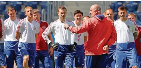  ?? FOTO: LOVETSKY/AP/DPA ?? Der russische Nationaltr­ainer Stanislaw Tschertsch­essow gibt seinen Spielern vor dem zweiten Gruppenspi­el gegen Ägypten Anweisunge­n.