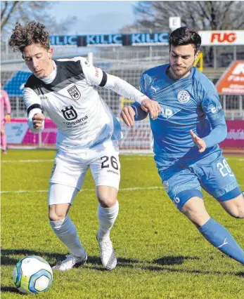  ?? FOTO: HÖRGER ?? Ulms Neuzugang Jannik Rochelt am Ball gegen Walldorfs Christophe­r Becker. Der Mittelfeld­spieler, der vom FC Bayern München II kam, feierte gegen den FCA sein Debüt in der SSV-Startelf.