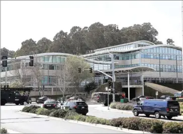  ?? GETTY IMAGES/AFP JUSTIN SULLIVAN/ ?? Police officers stand by in front of the YouTube headquarte­rs on Tuesday in San Bruno, California.