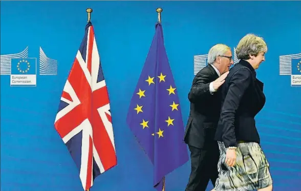  ?? JOHN THYS / AFP ?? El presidente de la Comisión Europea, Jean-Claude Juncker, y la premier británica, Theresa May, ayer en Bruselas